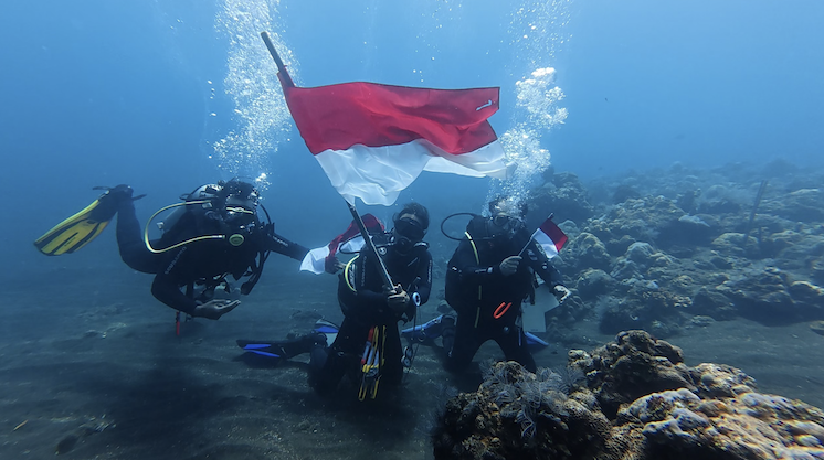 LINI-underwater-ceremony